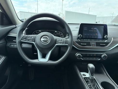 Used 2025 Nissan Altima 2.5 SV FWD image 23