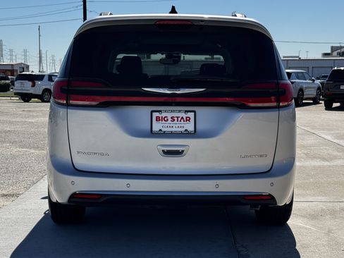 Used 2023 Chrysler Pacifica Limited image 9