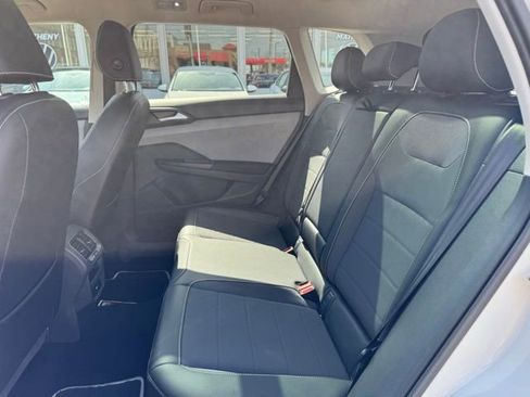 Certified 2023 Volkswagen Taos SE w/ Panoramic Sunroof Package image 10