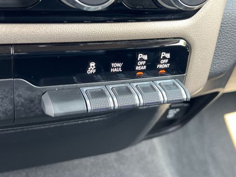 Used 2020 RAM 1500 Laramie AWD/4WD image 37