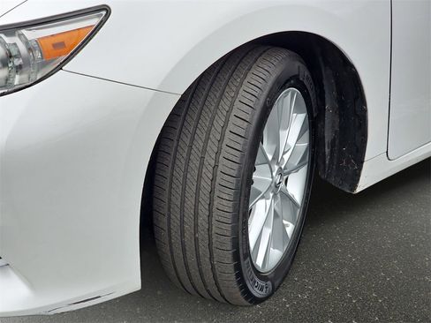 Used 2013 Lexus ES 300h image 32
