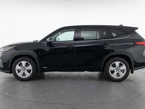 Used 2025 Toyota Highlander LE image 5