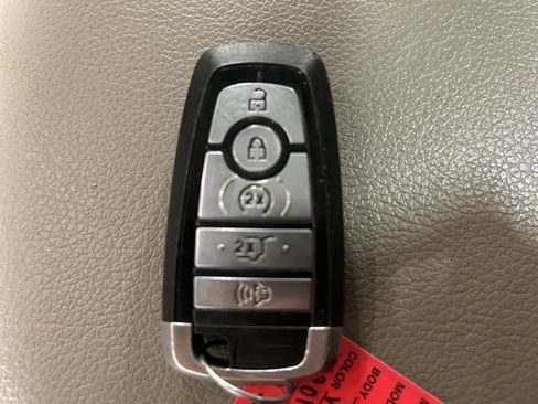 Used 2018 Ford Expedition Limited w/ Equipment Group 302A AWD/4WD image 28