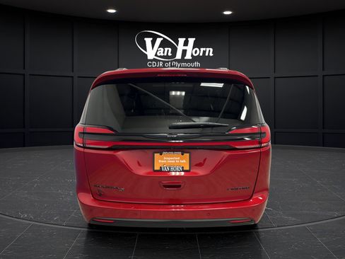 Used 2025 Chrysler Pacifica Limited FWD image 6