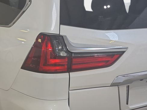 Used 2021 Lexus LX 570 4WD w/ Luxury Package image 31