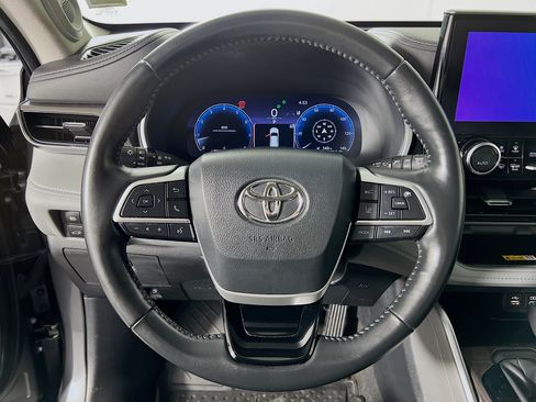 Used 2023 Toyota Highlander Limited AWD/4WD image 12