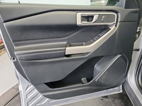 Used 2021 Ford Explorer XLT w/ Equipment Group 202A AWD/4WD image 8