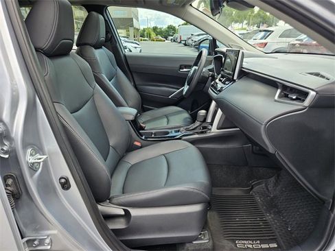 Used 2024 Toyota Corolla Cross XLE image 13
