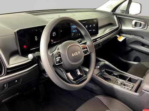 Certified 2025 Kia Sorento LX FWD image 17
