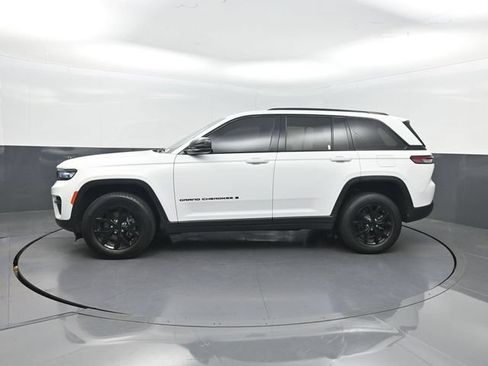 Used 2023 Jeep Grand Cherokee Altitude RWD image 3