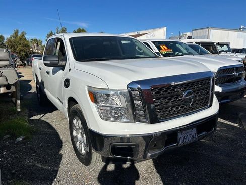 Used 2017 Nissan Titan SV image 21