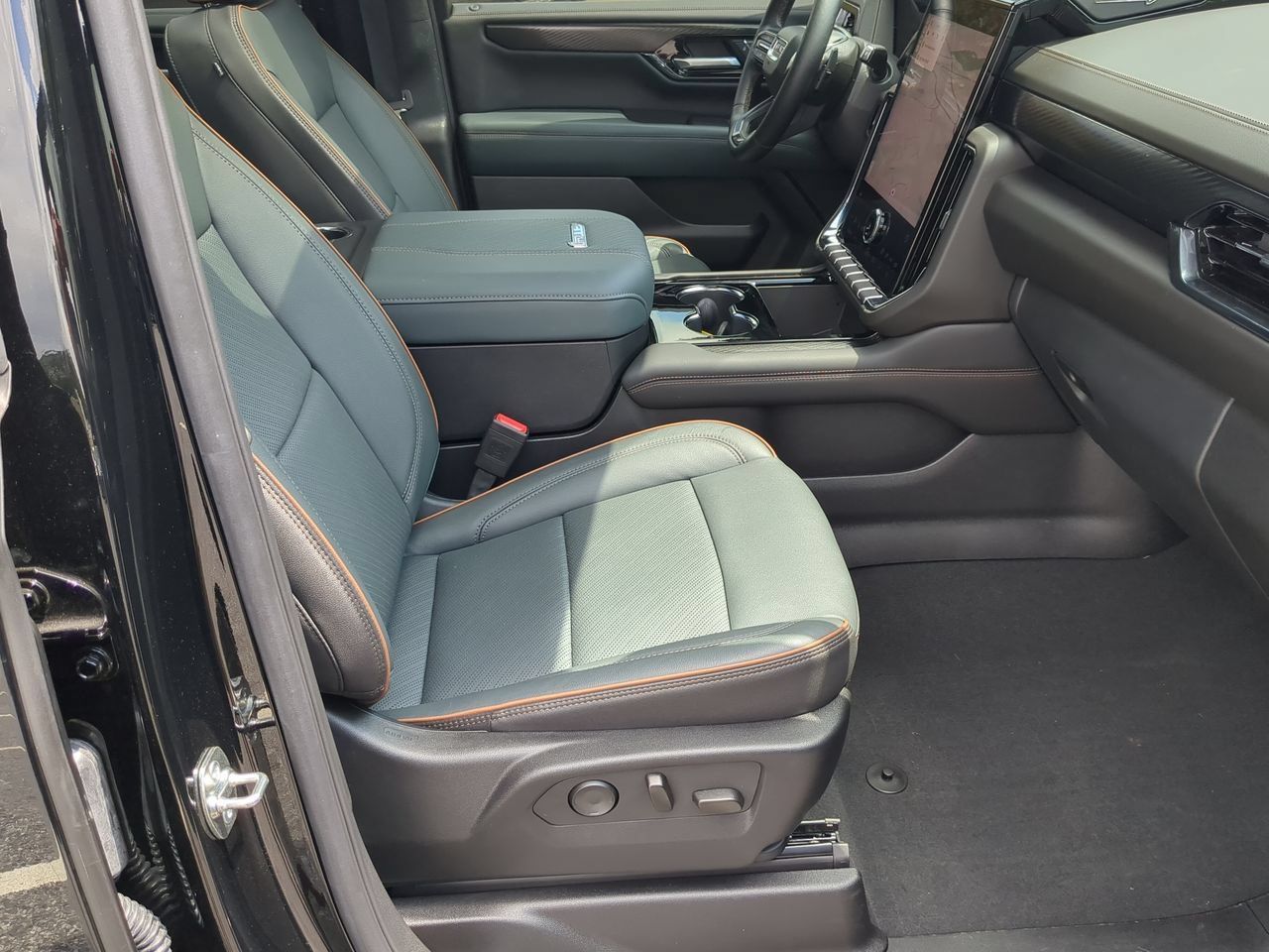 Used 2025 GMC Yukon AT4 w/ AT4 Premium Package AWD/4WD image 29