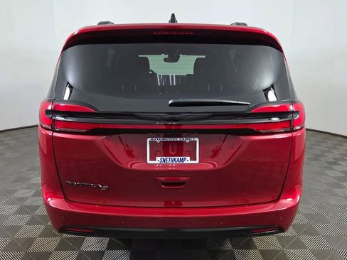 New 2026 Chrysler Pacifica Select image 6
