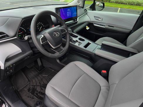 Certified 2026 Toyota Sienna XLE FWD image 8