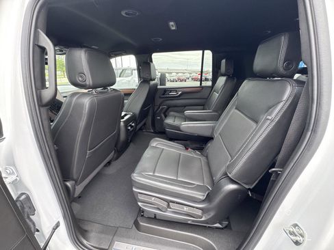 Used 2025 GMC Yukon XL Denali AWD/4WD image 9