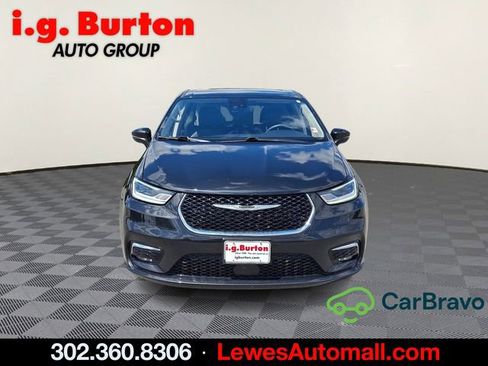 Used 2023 Chrysler Pacifica Touring-L FWD image 2