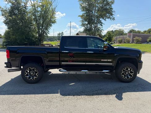 Used 2016 GMC Sierra 2500 SLT w/ Duramax Plus Package AWD/4WD image 10