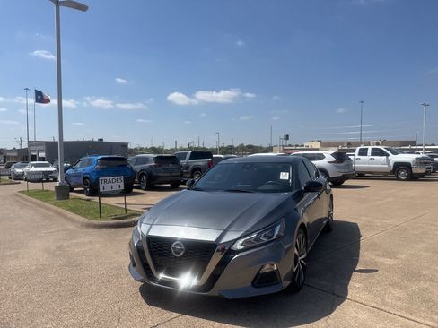 Certified 2021 Nissan Altima 2.5 SR w/ SR Premium Package image 6