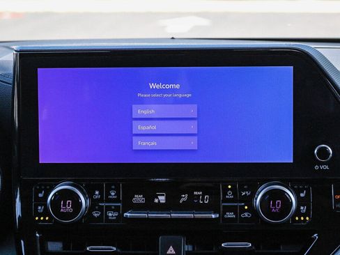 Used 2023 Toyota Highlander Platinum FWD image 4