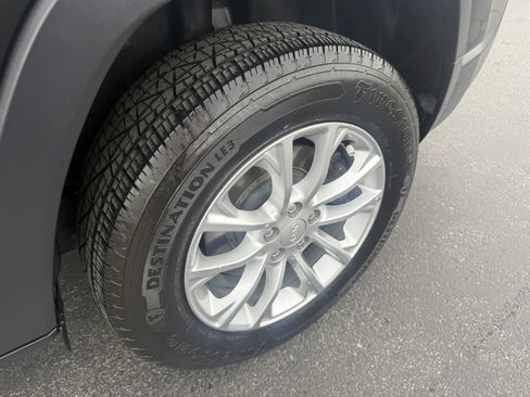 Used 2019 Jeep Cherokee Latitude w/ Popular Appearance Group AWD/4WD image 27