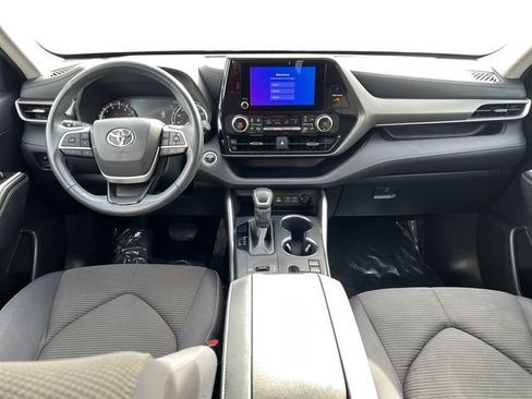Certified 2025 Toyota Highlander LE FWD image 14