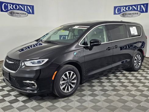 Used 2024 Chrysler Pacifica Limited FWD image 32