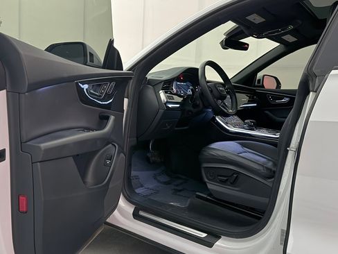 Used 2019 Audi Q8 Premium image 16