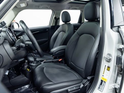 Used 2021 MINI Cooper 4-Door Hardtop image 23