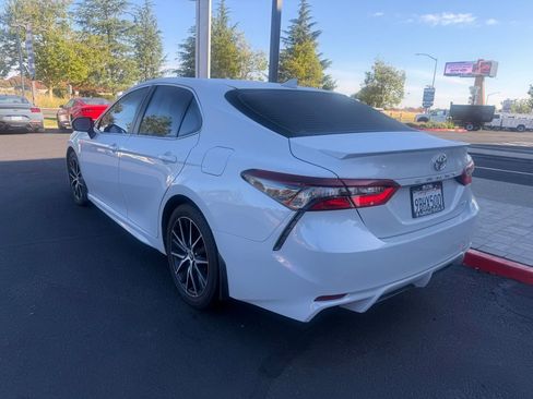 Used 2022 Toyota Camry SE FWD image 3