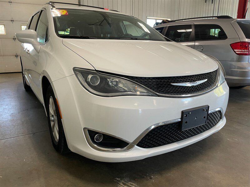 Used 2019 Chrysler Pacifica Touring-L FWD image 3