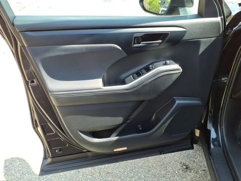 Used 2022 Toyota Highlander L AWD/4WD image 17