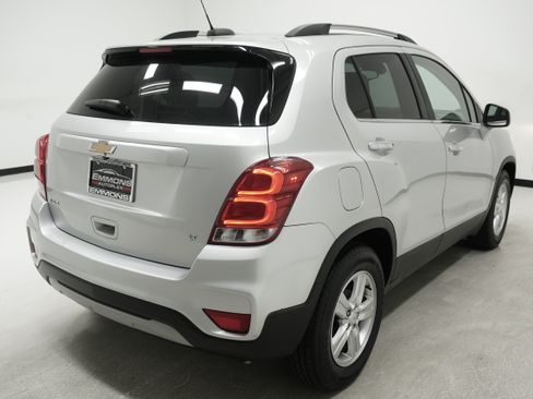 Used 2019 Chevrolet Trax LT w/ LT Convenience Package FWD image 4