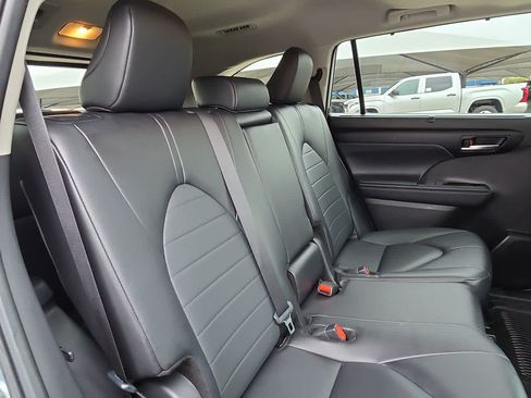 Certified 2024 Toyota Highlander XLE FWD image 16
