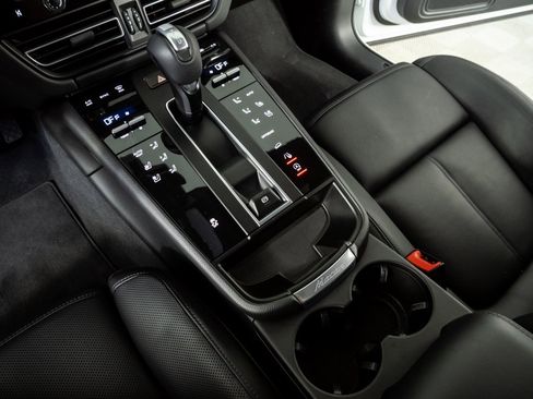 Certified 2025 Porsche Macan image 18
