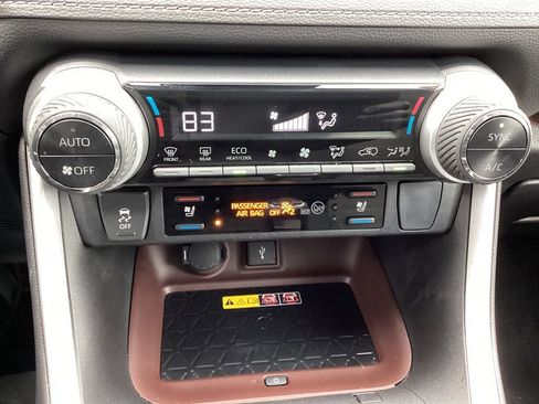 Used 2022 Toyota RAV4 Limited image 12