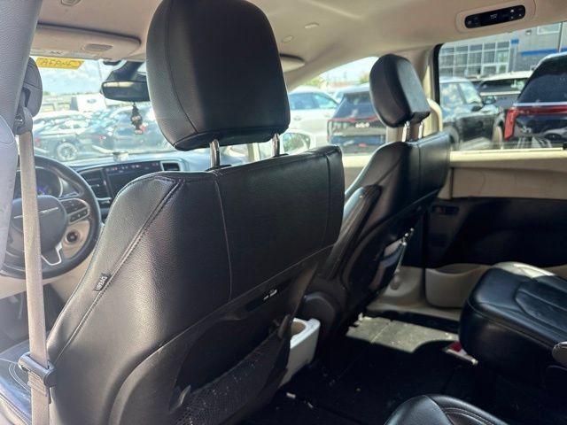 Used 2022 Chrysler Pacifica Touring-L FWD image 16