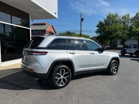 Used 2025 Jeep Grand Cherokee Limited w/ Luxury Tech Group II AWD/4WD image 7