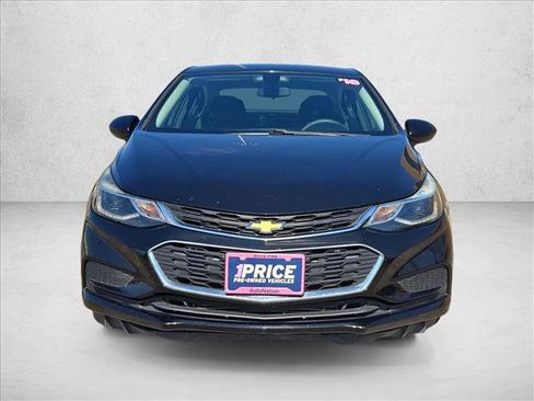 Used 2018 Chevrolet Cruze LT w/ Convenience Package image 2