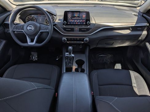 Used 2025 Nissan Altima 2.5 SV FWD image 29