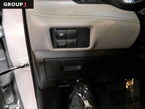 Used 2021 Toyota Highlander XLE AWD/4WD image 35