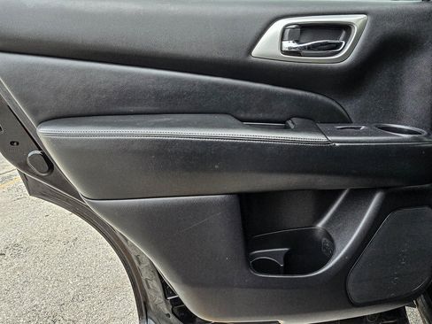 Used 2020 Nissan Pathfinder S image 24