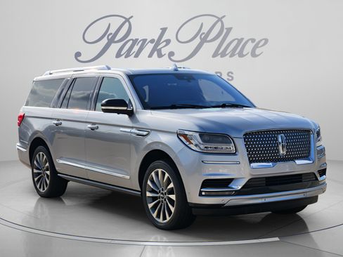 Used 2020 Lincoln Navigator L Reserve w/ Luxury Package RWD image 4