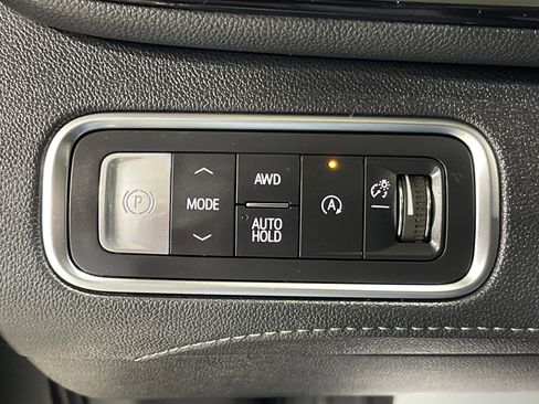 Used 2025 Buick Enclave Avenir w/ Trailering Package, 5000 lbs. image 31