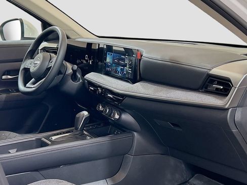 Used 2025 Nissan Kicks SV AWD/4WD image 24