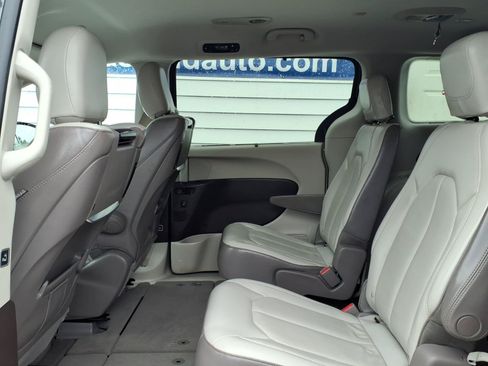 Used 2017 Chrysler Pacifica Touring-L Plus w/ Advanced Safetytec Group FWD image 12