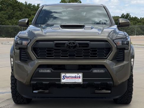 Used 2025 Toyota Tacoma TRD Sport AWD/4WD image 7