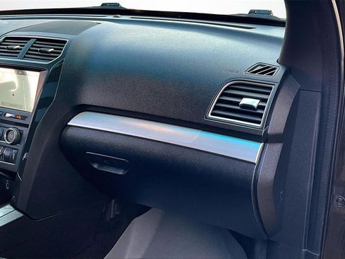 Used 2017 Ford Explorer XLT w/ XLT Technology Feature Bundle image 27