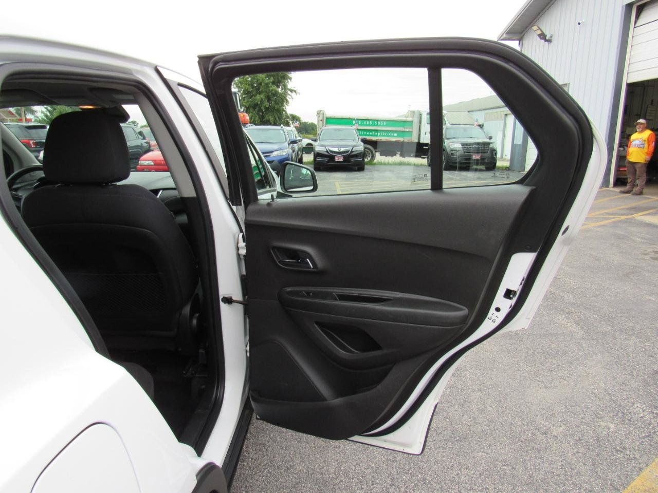 Used 2018 Chevrolet Trax LS AWD/4WD image 28