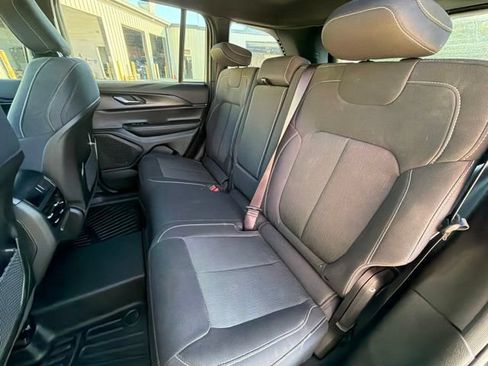 Used 2025 Jeep Grand Cherokee Laredo X w/ Luxury Tech Group I AWD/4WD image 15