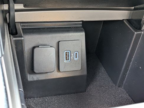 Used 2022 Ford Explorer Limited w/ Equipment Group 301A RWD image 30